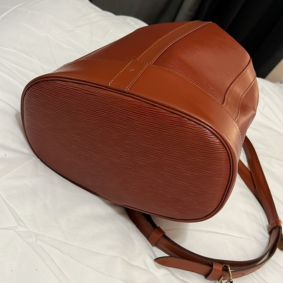 LOUIS VUITTON Randonnee PM
M43083 Kenyan Brown Epi Backpack - Picture 8 of 10